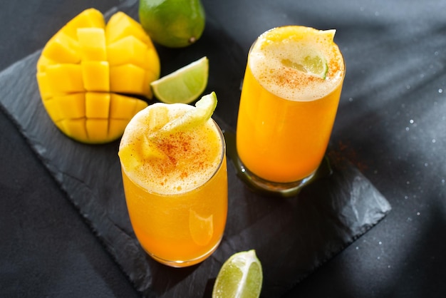 Mangonada mexikanischer Mango-Smoothie mit Chamoy-Sauce und Chili-Limetten-Gewürz und Tamarinden-Bonbonstroh