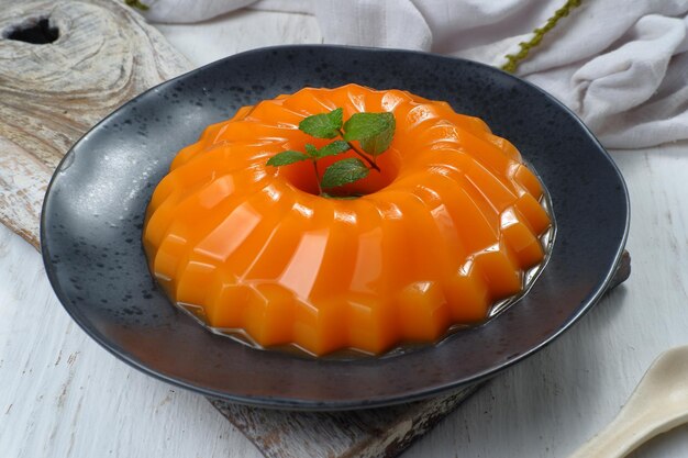 Mangopudding, Gelee, Dessert auf weißem Hintergrund