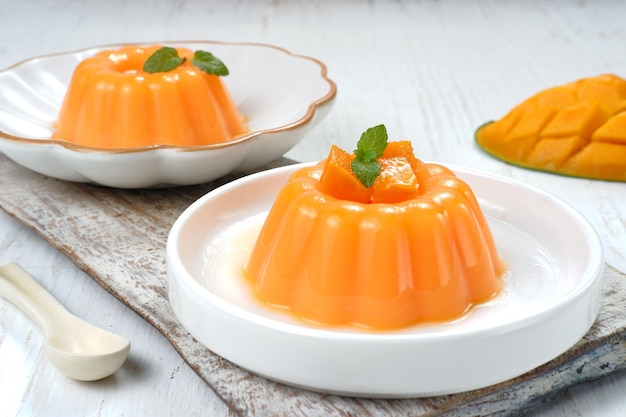 Mangopudding, Gelee, Dessert auf weißem Teller. Auf weißem Hintergrund