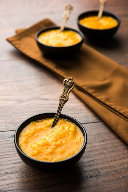 Mangopulp oder Aam rus oder Ras serviert in kleinen Schalen, selektiver Fokus