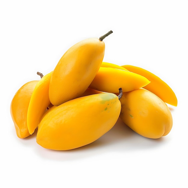 Mangos amarelos brilhantes em fundo branco puro