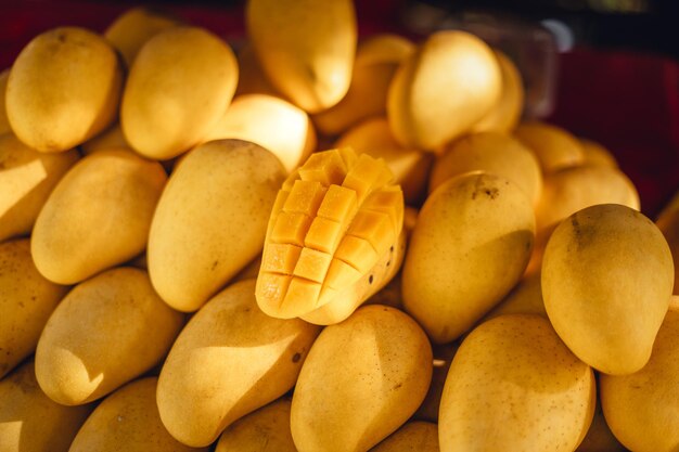 Mangos auf dem Straßenmarkt