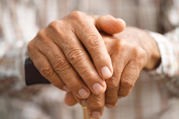 Mangos de bastón para ancianos reducen el riesgo de accidentes