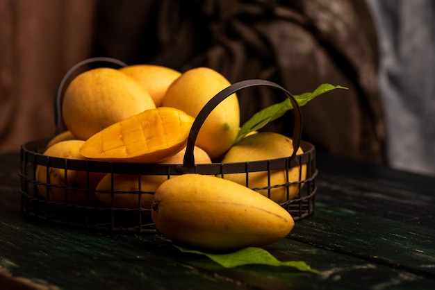 Mangos cortados e intactos no fundo escuro