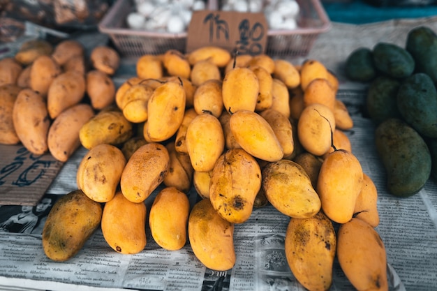 Mangos maduros en la mesa en el mercado de la calle