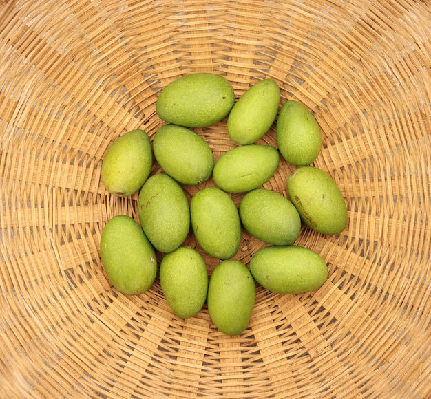 mangos verdes en cesta de madera