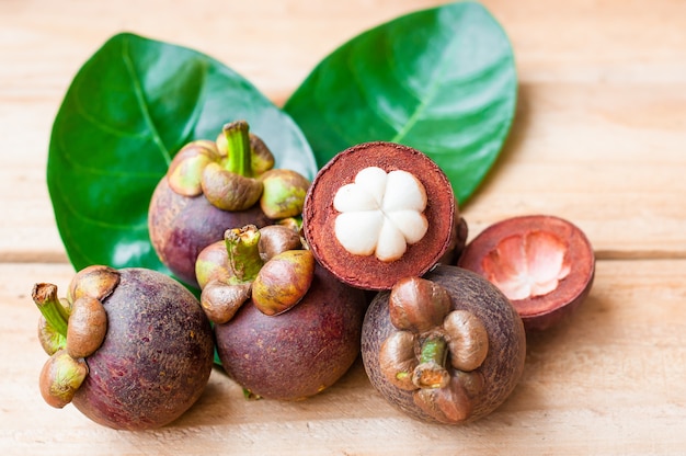 Mangostan auf rustikalem Holztisch