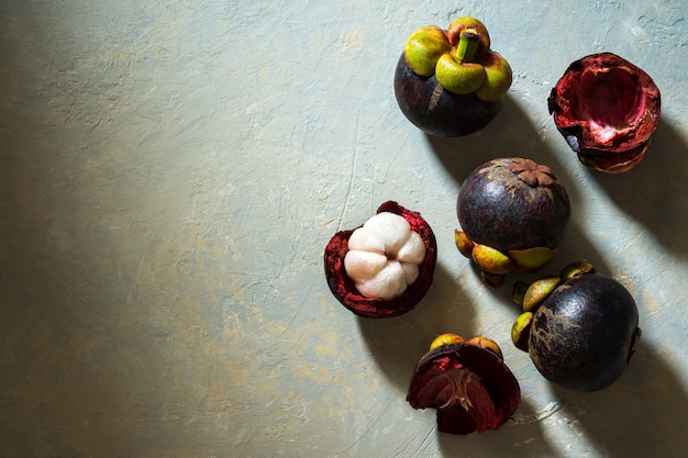 Mangostan auf Zementboden und Sonnenlicht