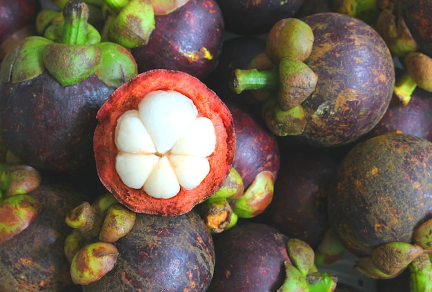 El mangostán con enfoque selectivo en el corte un concepto de reina de la fruta