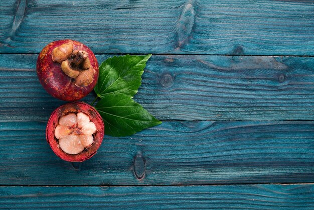 Mangostán Frutas tropicales Sobre un fondo de madera Vista superior Espacio de copia