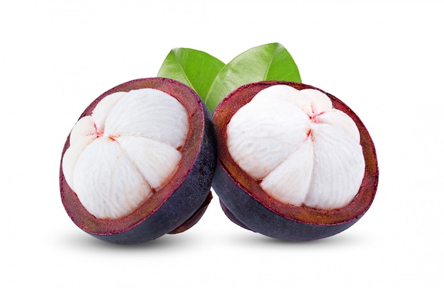 Mangostan (Garcinia Mangostana) oder Manggis mit Blatt.