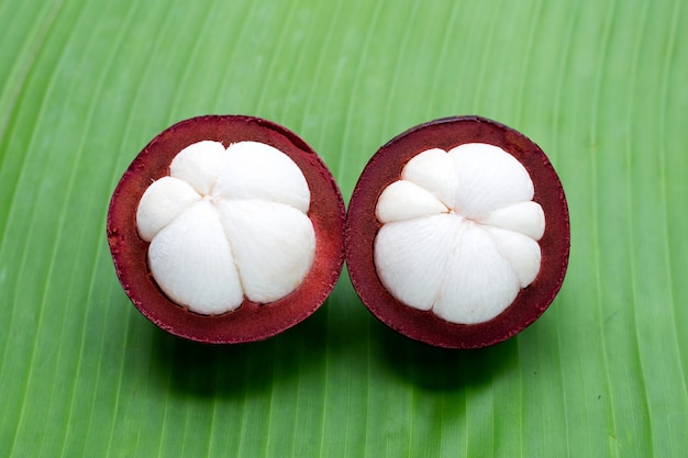 Mangostán en hoja de plátano verde