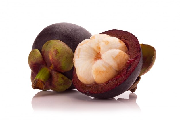 Mangostan isoliert