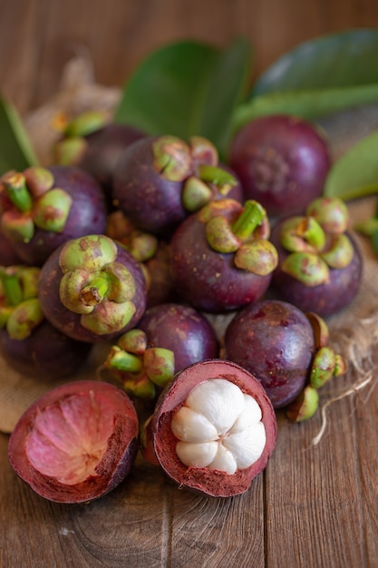 Mangostan-Königin von Früchten auf Holztisch