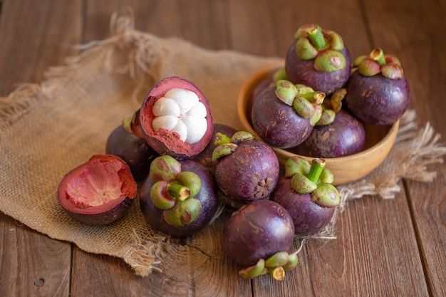 Mangostanes Reina de frutas en la mesa de madera