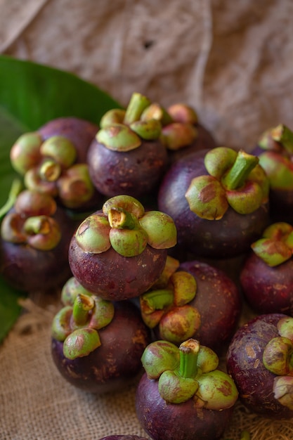 Mangostanes Reina de frutas en la mesa de madera