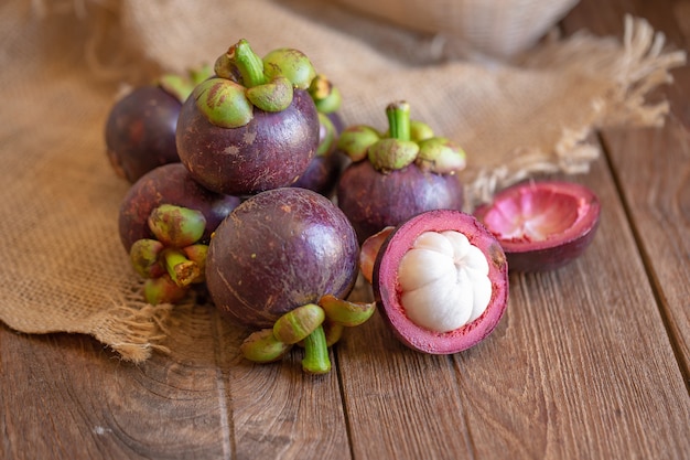 Mangostanes Reina de frutas en la mesa de madera