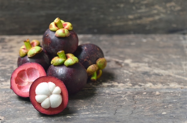 Mangostanfrucht auf Hintergrund isoliert