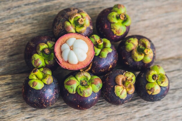 Mangostanfrucht auf Holztisch