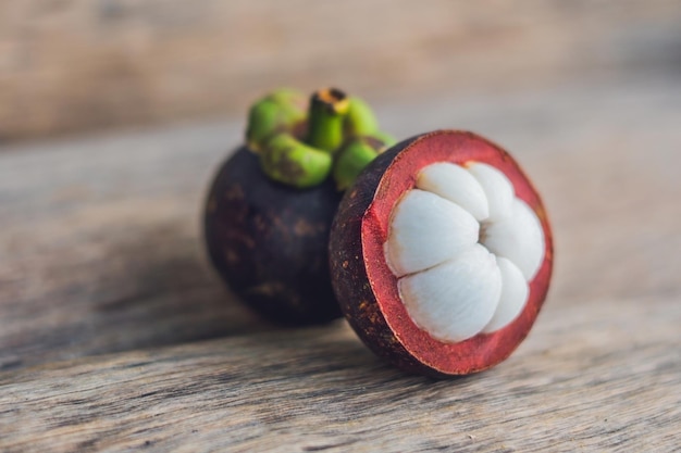 Mangostanfrucht auf Holztisch