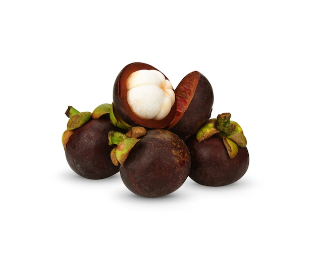 Mangostanfrucht ganz und halb geschnitten auf weißem Hintergrund. Mangosteen ist eine Königin der Früchte in Thailand und asiatische Früchte haben eine Süße.