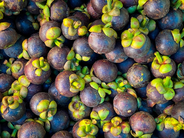 Mangostão em um mercado local de supermercado bando de mangostão pronto para comer
