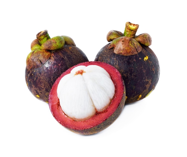 Mangosteen aislado en blanco