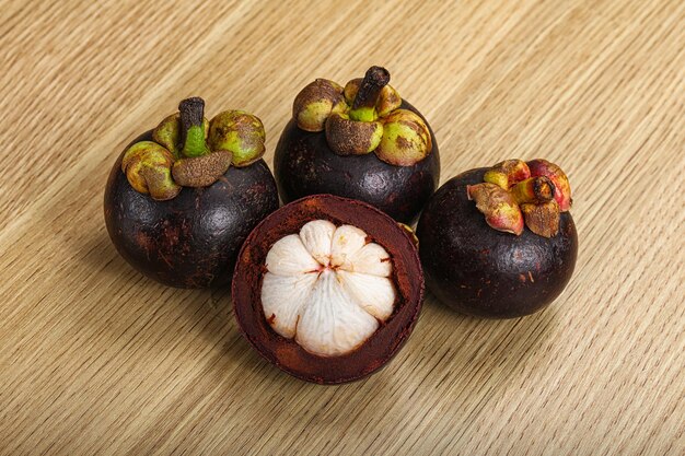 Foto mangosteen tropical jugoso y dulce maduro