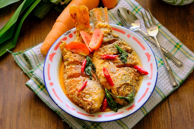 Mangut Nila ist traditionelles Essen aus Indonesien. Hergestellt aus gebratenem Fisch gemischt mit scharfer Kokos-Currysauce