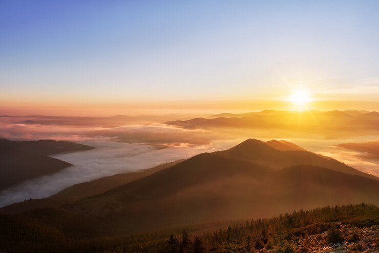Foto manhã colorida mágica nas montanhas com nuvens baixas ao nascer do sol. bela paisagem montanhosa.