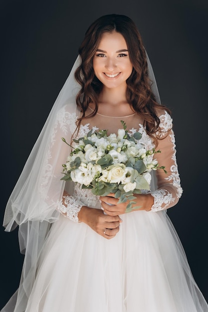 Manhã da noiva. Preparando a noiva para o próximo casamento. Retrato de uma menina.