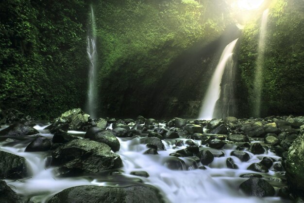 Manhã de beleza na cachoeira palak siring kemumu norte de bengkulu na indonésia