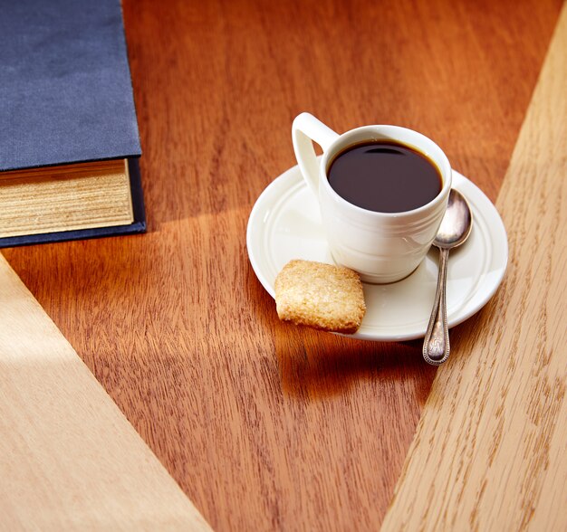 Manhã de café com biscoitos na mesa de madeira