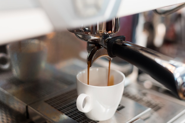 Manhã de café preto na cafeteira