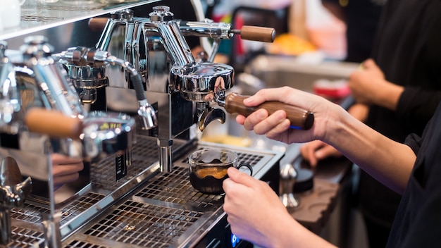 manhã de café preto na cafeteira