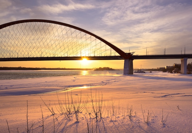 Manhã de inverno no nascer do sol Ob Bright sob o arco da ponte automóvel Bugrinsky