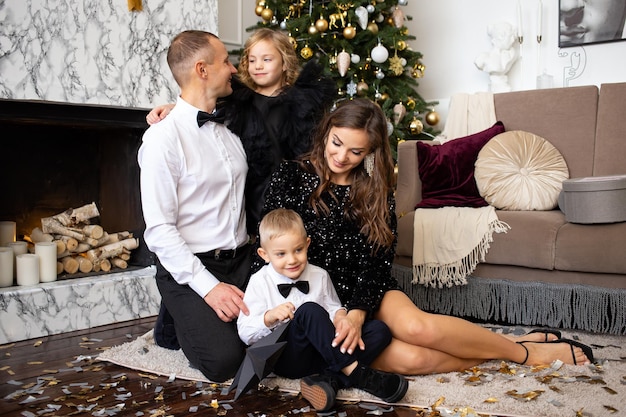 Foto manhã de natal pais filho e filha em casa