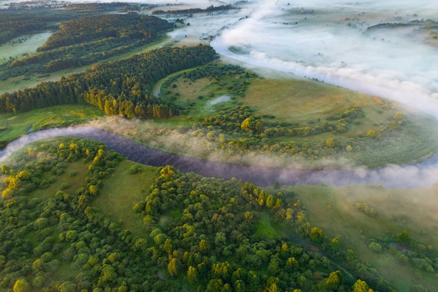 Foto manhã de nevoeiro no rio nioman, bielorrússia. foto aérea