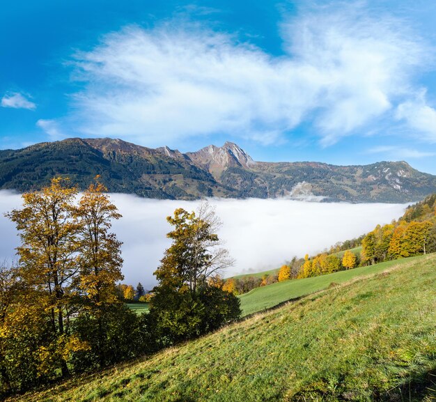 Manhã de outono enevoada pacífica vista para a montanha do caminho de caminhada de Dorfgastein para os lagos Paarseen Land Salzburg Áustria