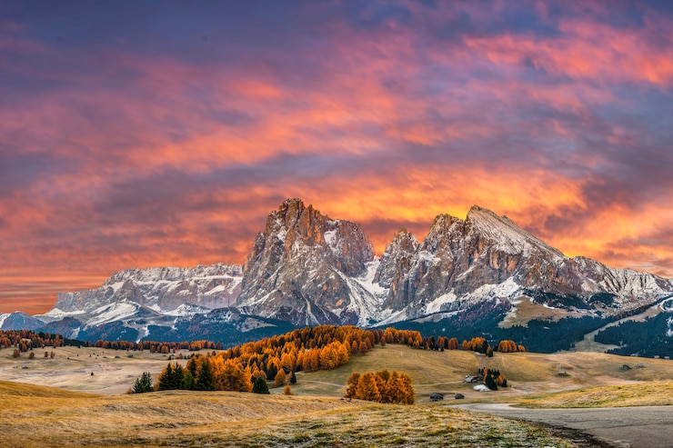 Foto manhã de outono na montanha, paisagem com picos nevados e árvores brilhantes