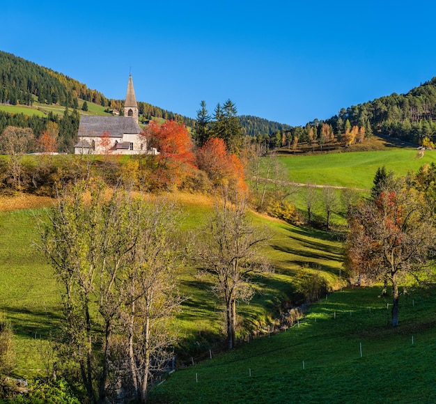 Manhã de outono Santa Magdalena famosa Itália Dolomites vista dos arredores da aldeia montanhosa