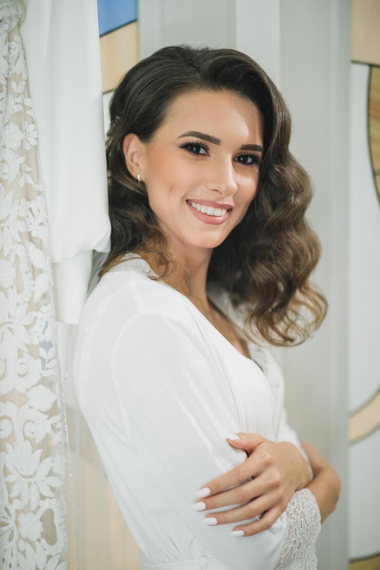 Manhã do casamento da noiva. Preparativos da manhã. Beleza, moda. Noiva de roupão.