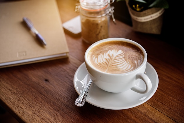 Manhã e trabalhar com arte de café com leite