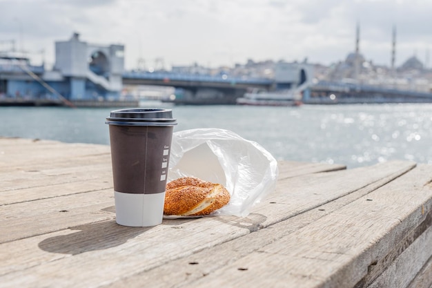 Foto manhã em istambul café para ir e simit nas margens do bósforo