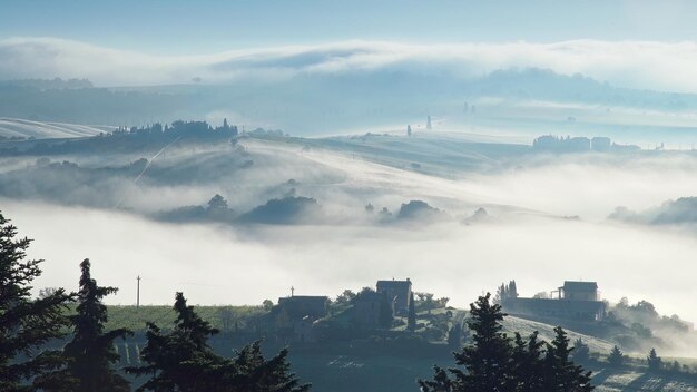 Foto manhã enevoada em val dorcia toscana