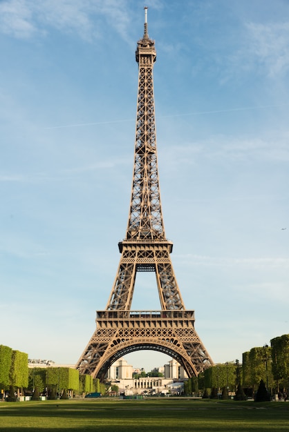 Manhã ensolarada em paris e torre eiffel, paris, frança.