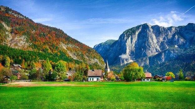 Manhã ensolarada na aldeia Altaussee Alpes Áustria Europa