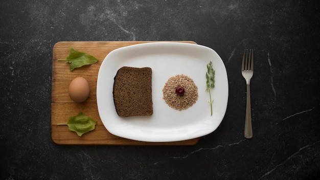 Manhã fresca amanhã com legumes e ervas em um fundo escuro