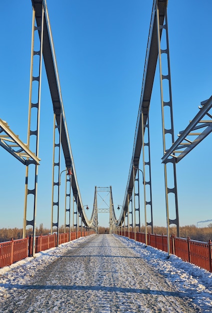 Manhã gelada no rio perto da ponte Kiev