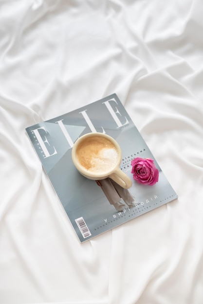 manhã na cama café e flores revista nas proximidades